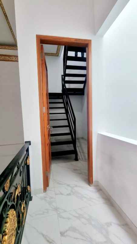 dijual rumah manyar rejo