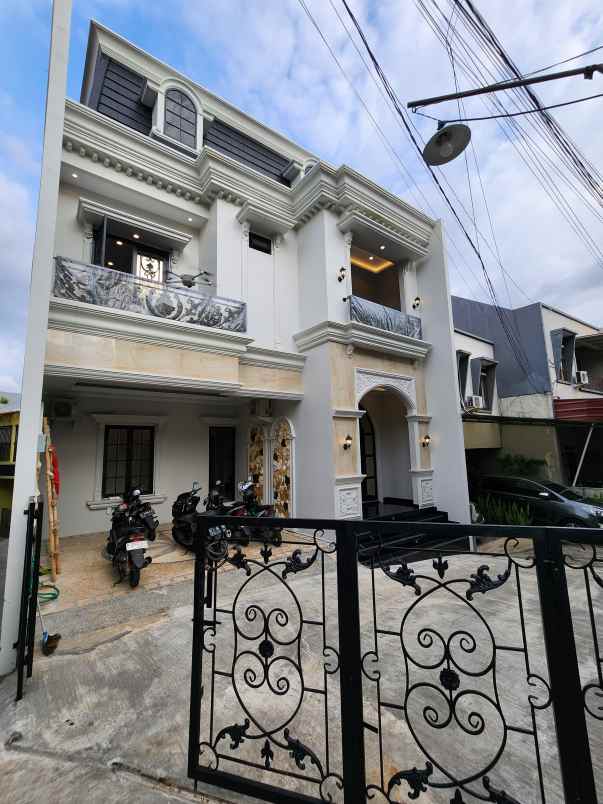 dijual rumah mewah 3 lantai rooftop jagakarsa jaksel