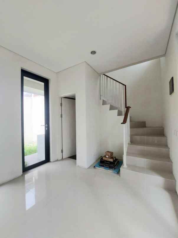 dijual rumah north west hill citraland