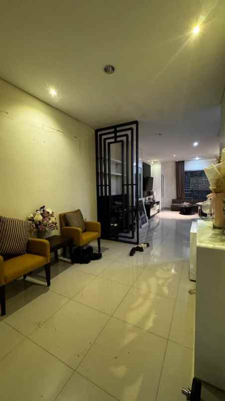 dijual rumah pakuwon city