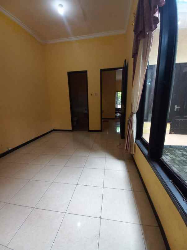 dijual rumah palm spring jambangan