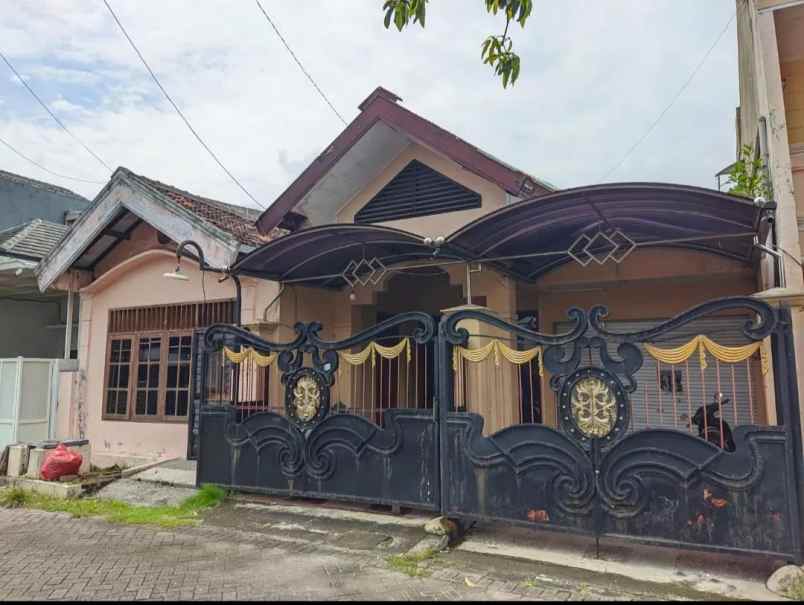 dijual rumah rungkut barata