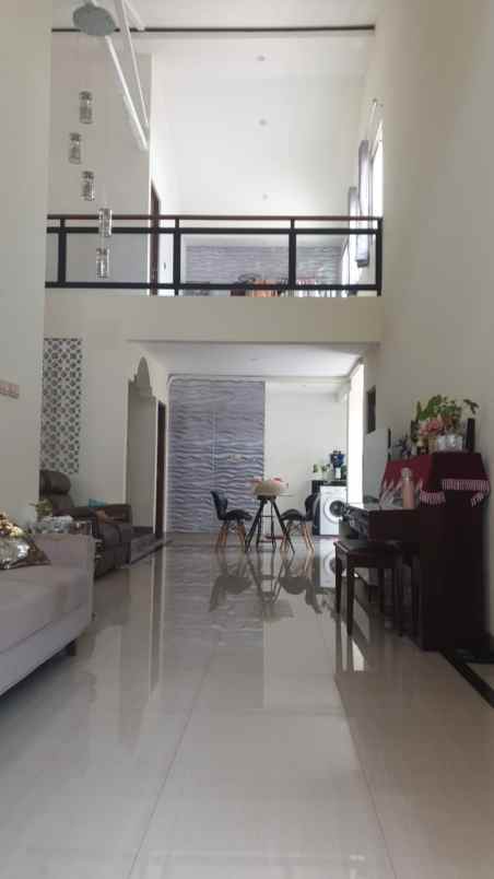 dijual rumah simpang darmo permai selatan