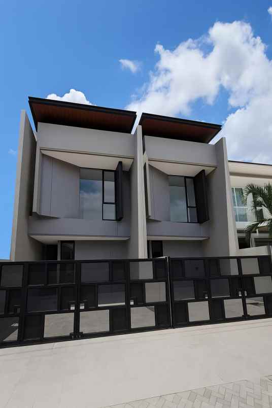 dijual rumah sutorejo