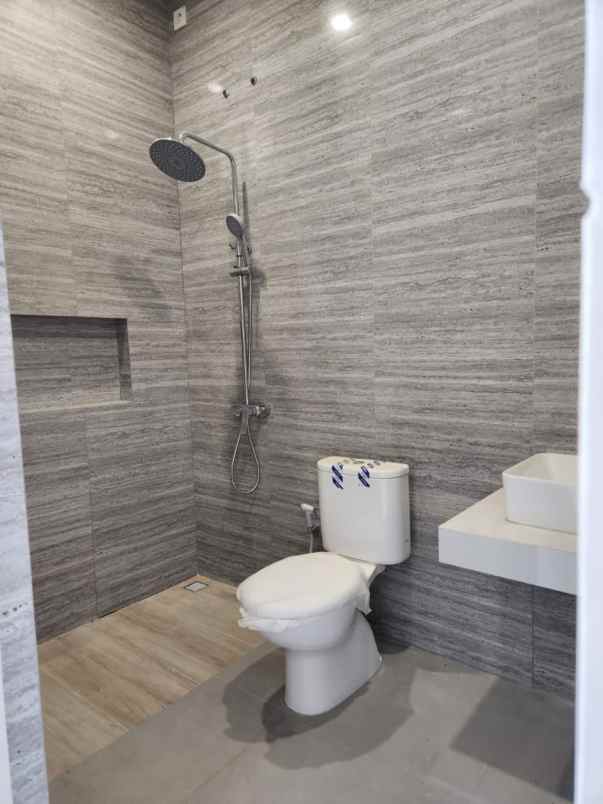 dijual rumah sutorejo