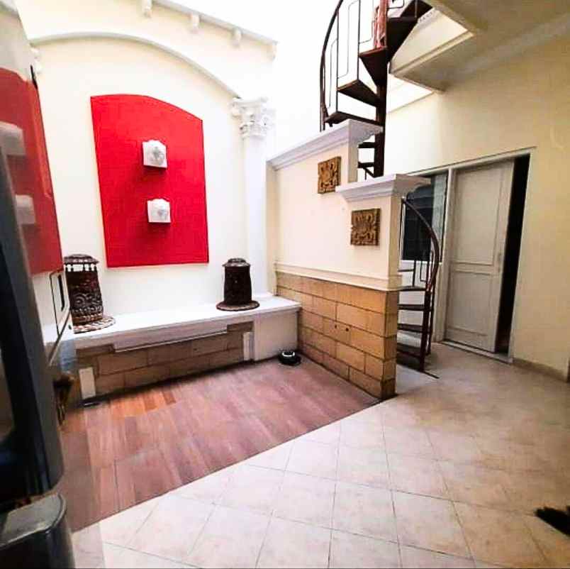 dijual rumah tenggilis utara