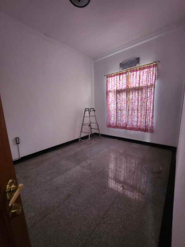 dijual rumah wisma permai barat