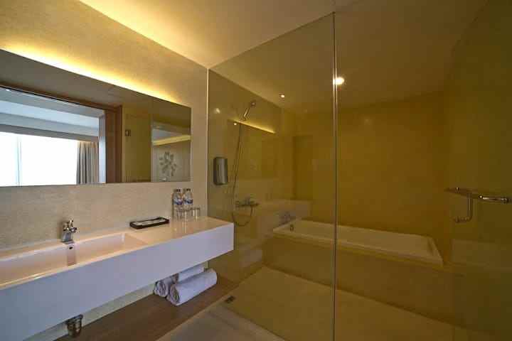 hotel terkenal bintang 4 dijual di kuta bali