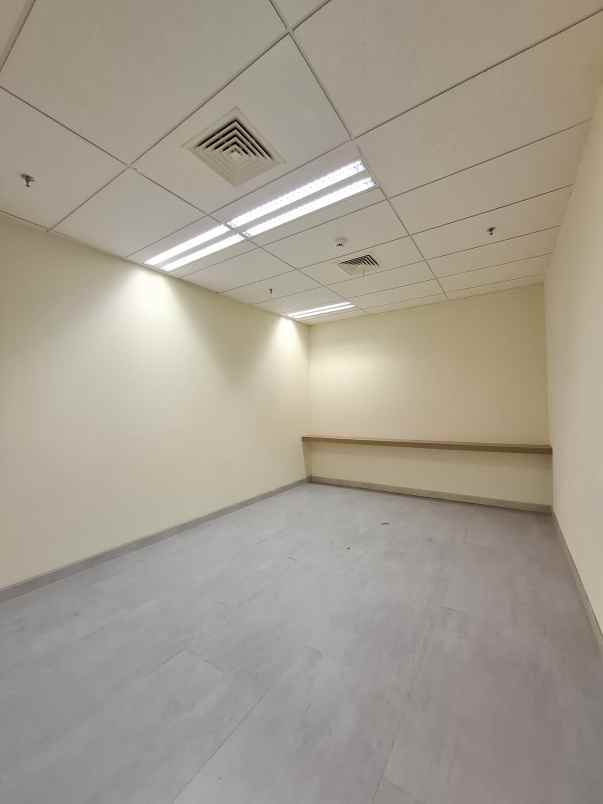 ruang kantor centtenial tower di jl gatot subroto