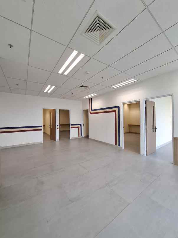 ruang kantor centtenial tower di jl gatot subroto