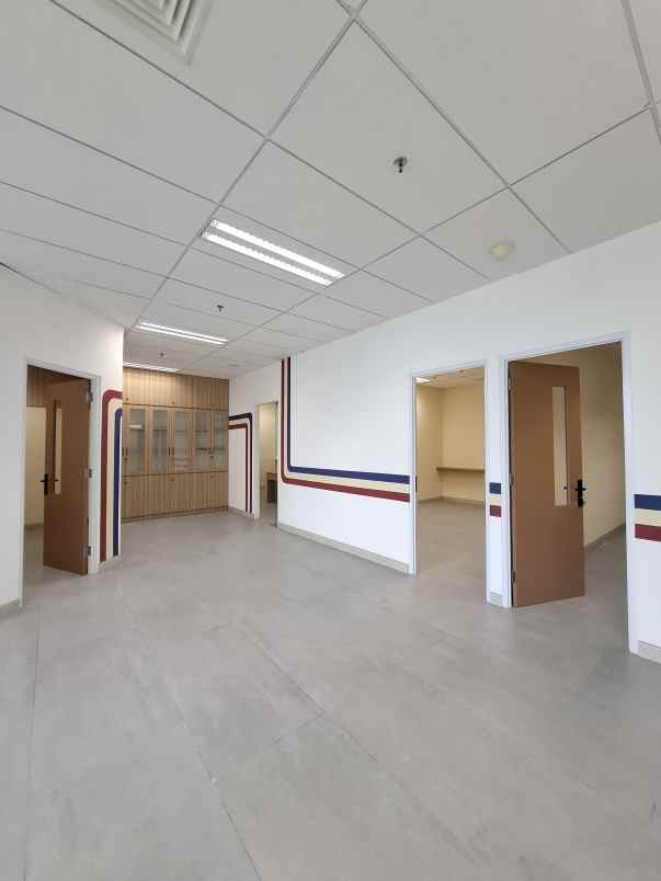 ruang kantor centtenial tower di jl gatot subroto