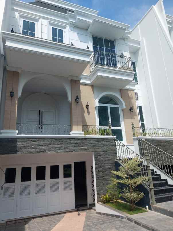 rumah baru design american classic di cilandak