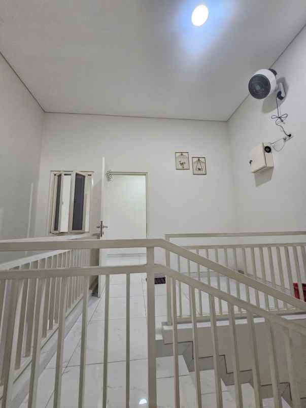 rumah di kebraon utara tampak seperti baru