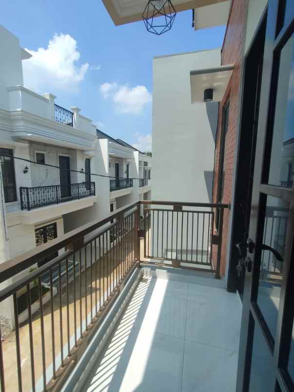 rumah dijual 2 lantai di rangkapan jaya depok