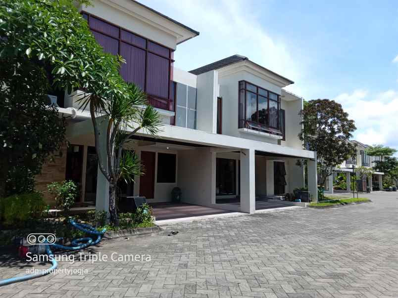 rumah jalan parangtritis km 5