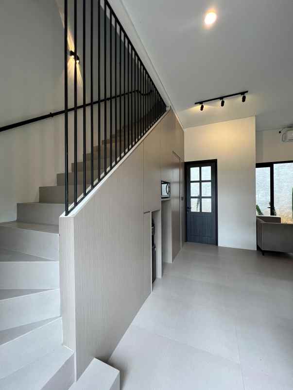 rumah mewah 3 lantai di cipayung jakarta timur