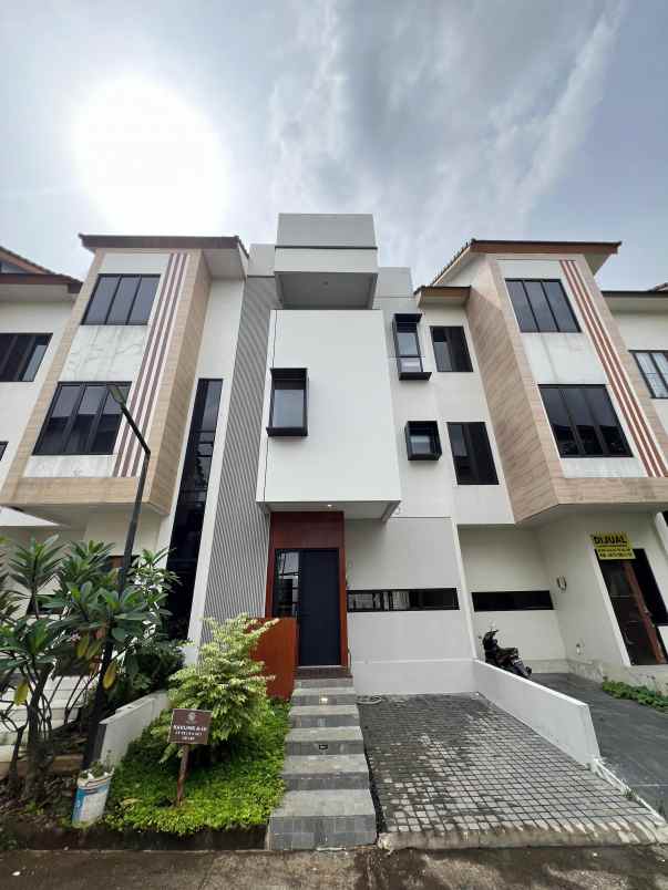 rumah mewah 3 lantai di cipayung jakarta timur