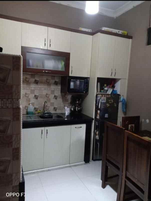 rumah second 3 lantai strategis di cipayung depok