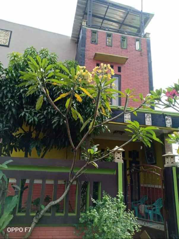 rumah second 3 lantai strategis di cipayung depok