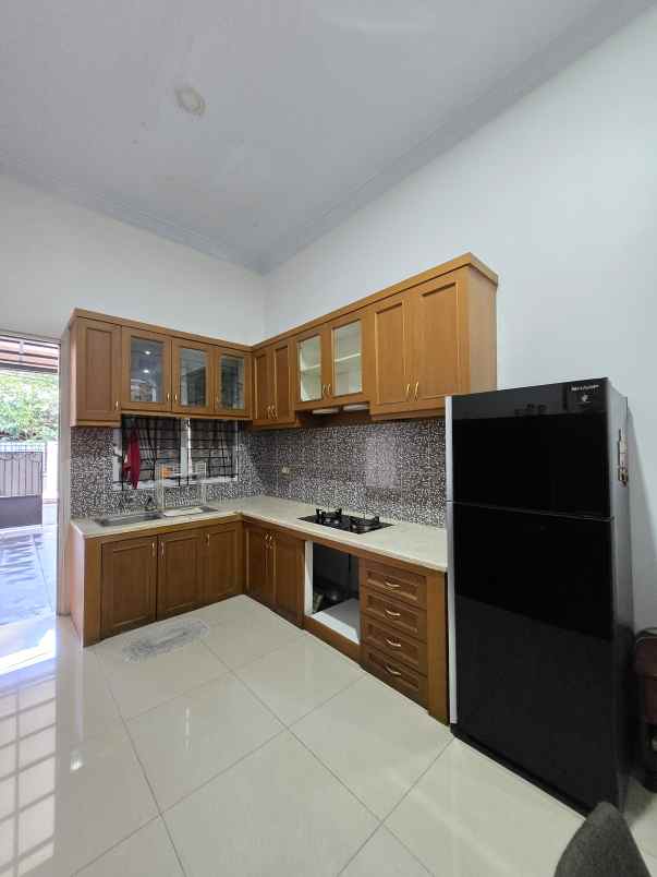 rumah secondary terawat siap huni di duren sawit