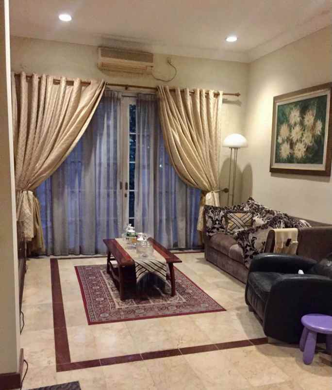 rumah siap huni terawat di pondok indah