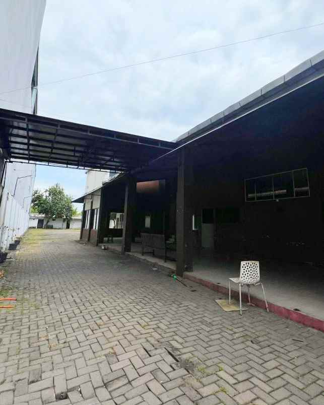 bangunan usaha arief rahman hakim strategis nol jalan