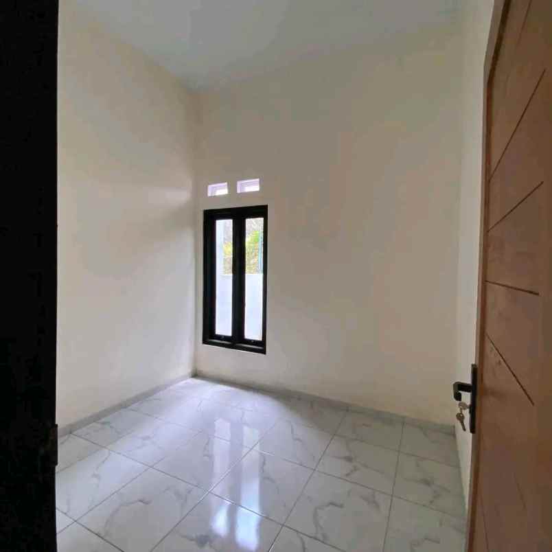 dijual rumah belakang umy