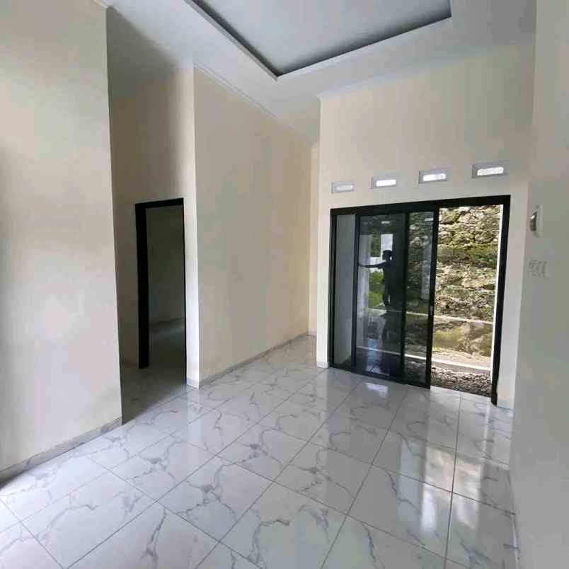 dijual rumah belakang umy