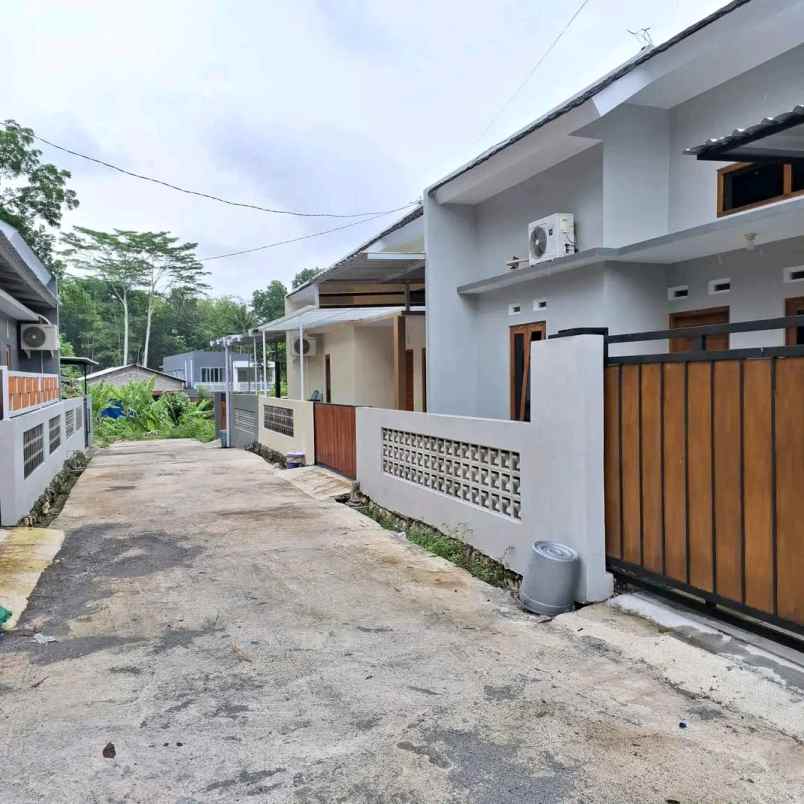 dijual rumah belakang umy