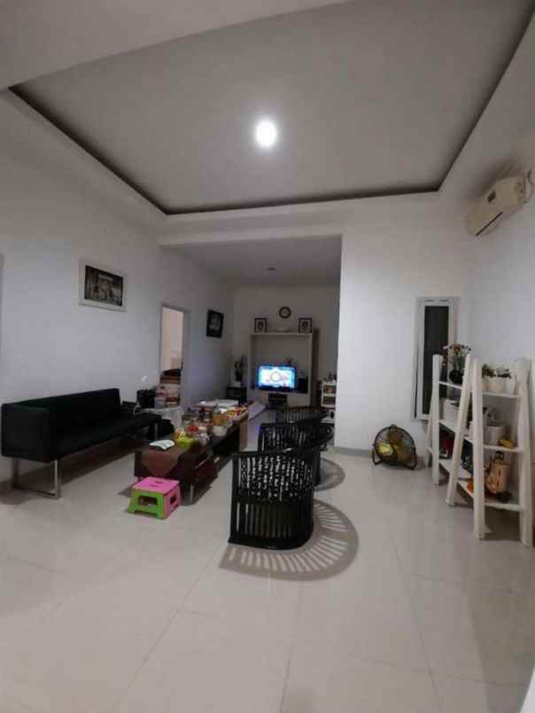 dijual rumah cipamokolan