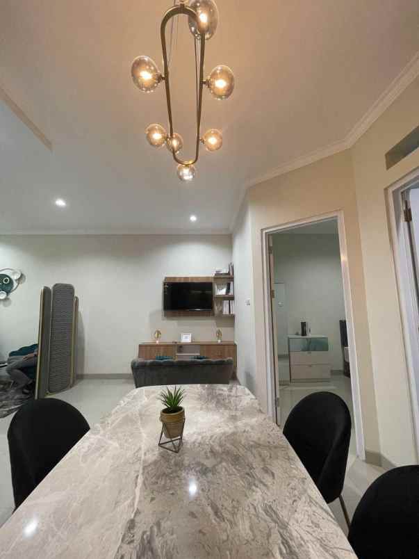 dijual rumah cirendeu