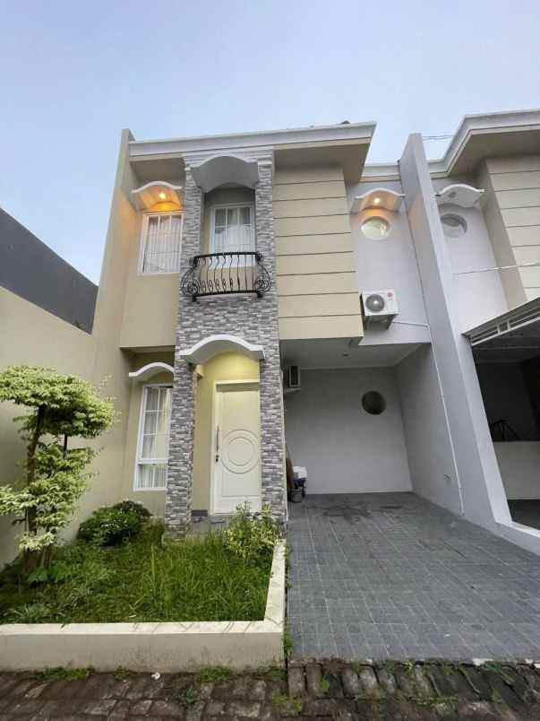 dijual rumah cirendeu