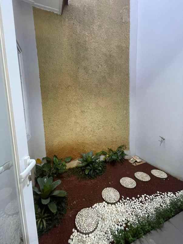 dijual rumah cirendeu