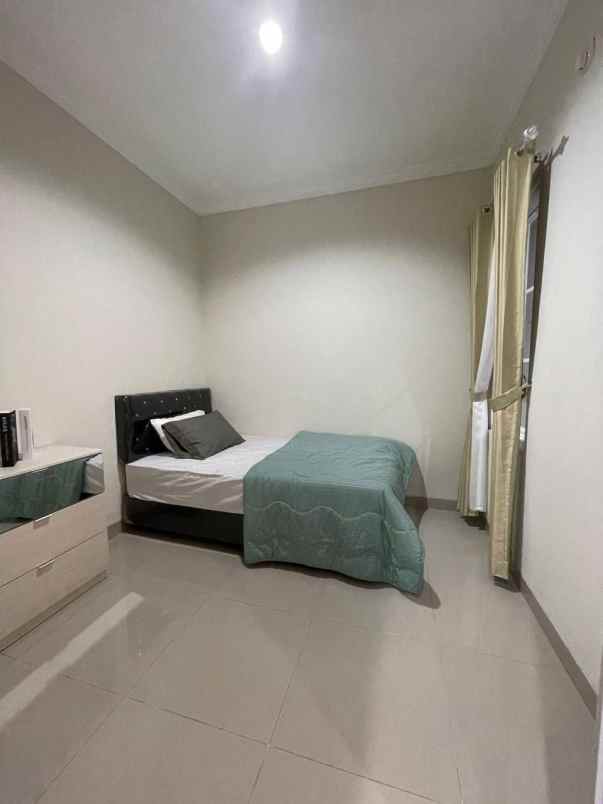 dijual rumah cirendeu