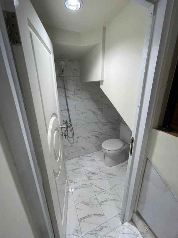 dijual rumah cirendeu