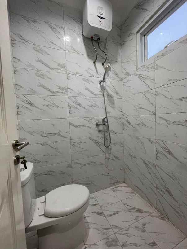 dijual rumah cirendeu