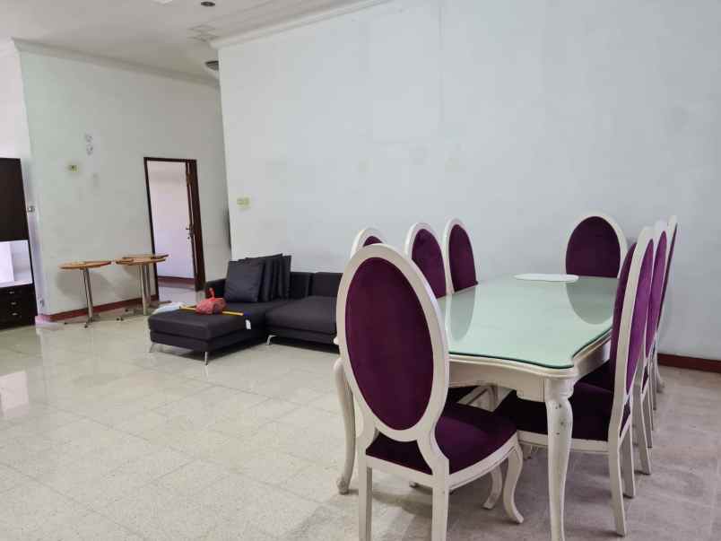dijual rumah darmo baru barat
