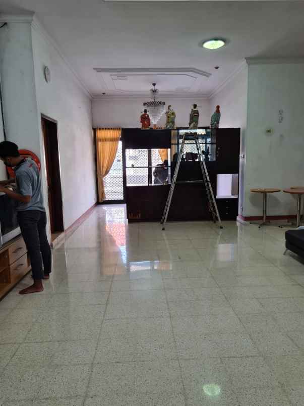 dijual rumah darmo baru barat