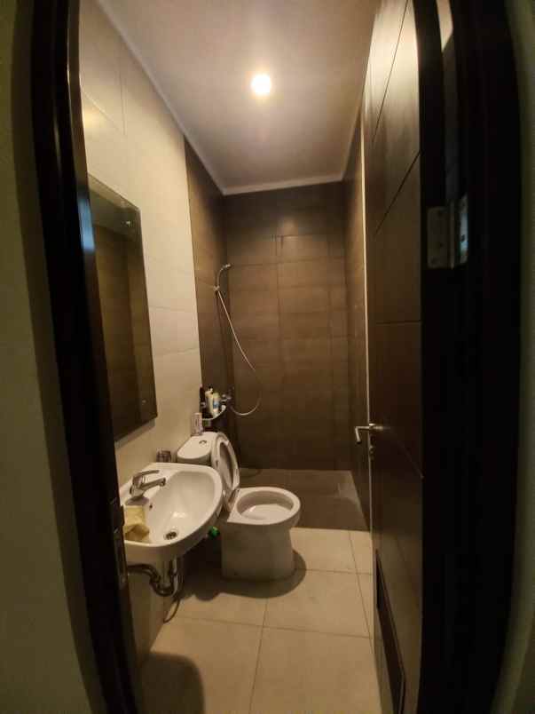 dijual rumah dekat mall di burgundy summarecon bekasi