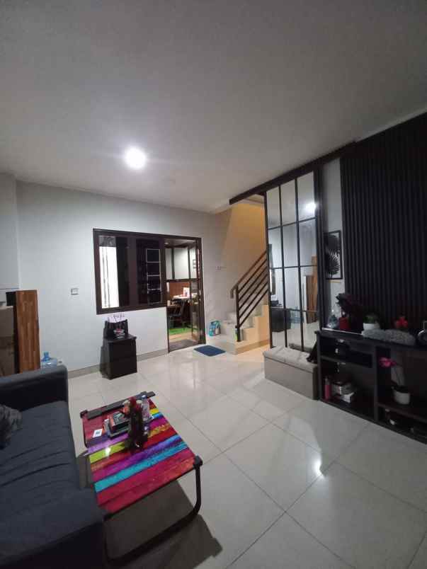 dijual rumah dekat mall di burgundy summarecon bekasi