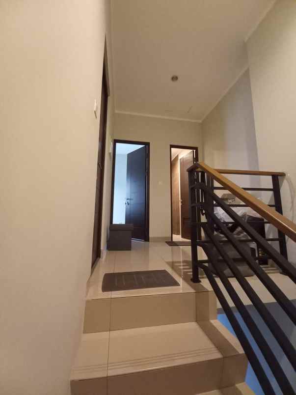 dijual rumah dekat mall di burgundy summarecon bekasi
