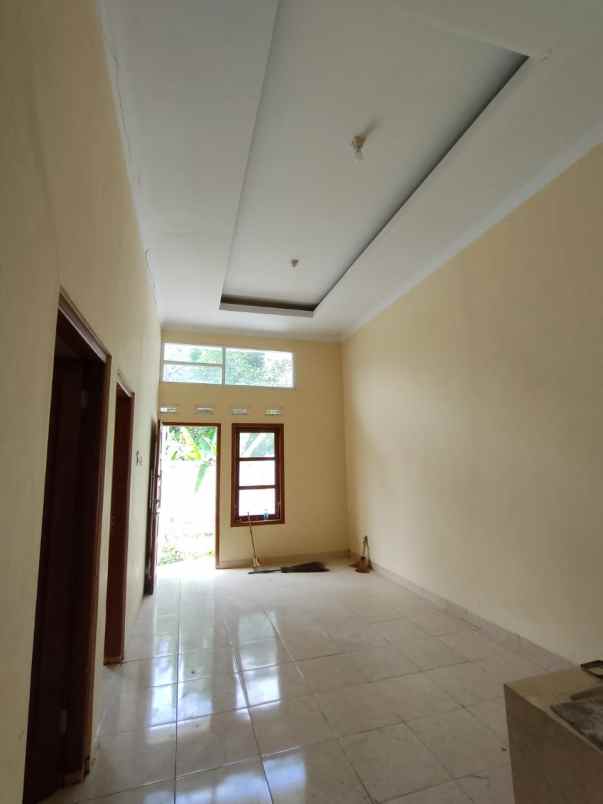 dijual rumah donotirto