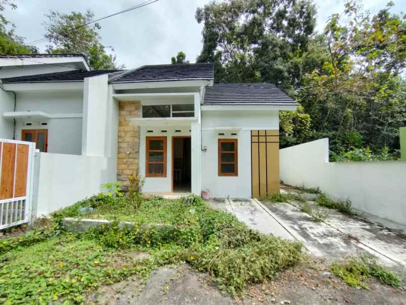 dijual rumah donotirto