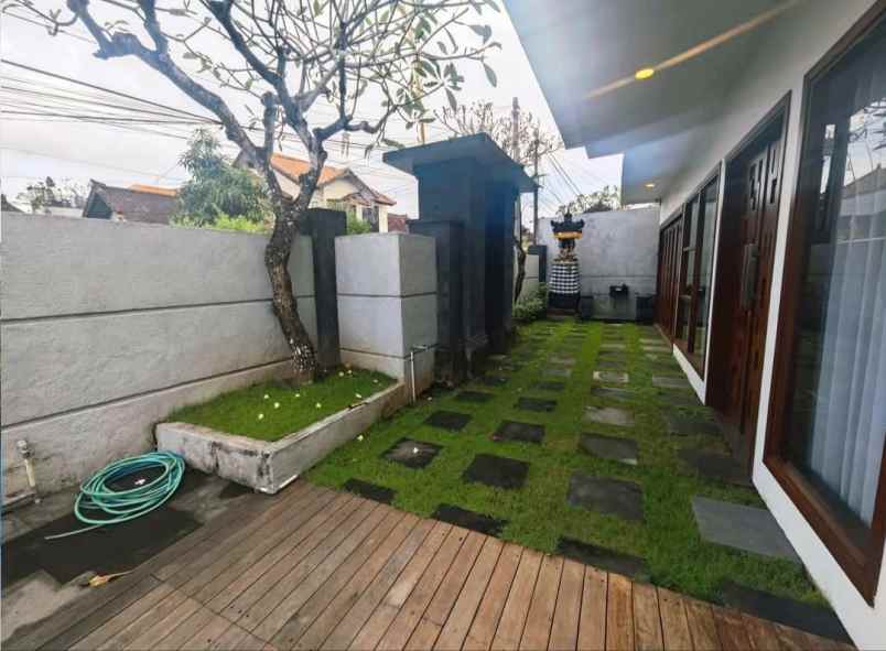 dijual rumah gatot subroto barat