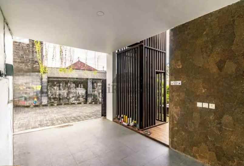 dijual rumah gatot subroto barat
