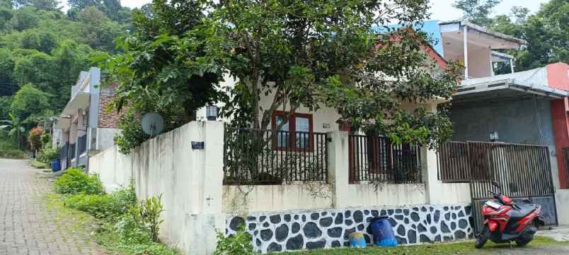 dijual rumah gedawang