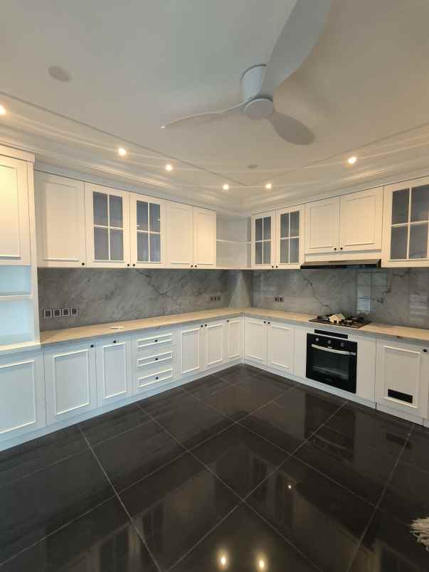 dijual rumah graha family babatan kec