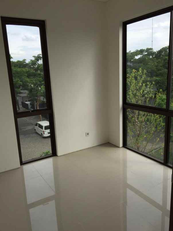 dijual rumah graha natura