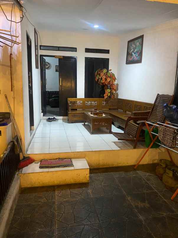 dijual rumah jalan betet raya komplek