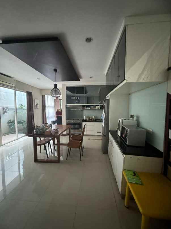 dijual rumah jalan graha natura